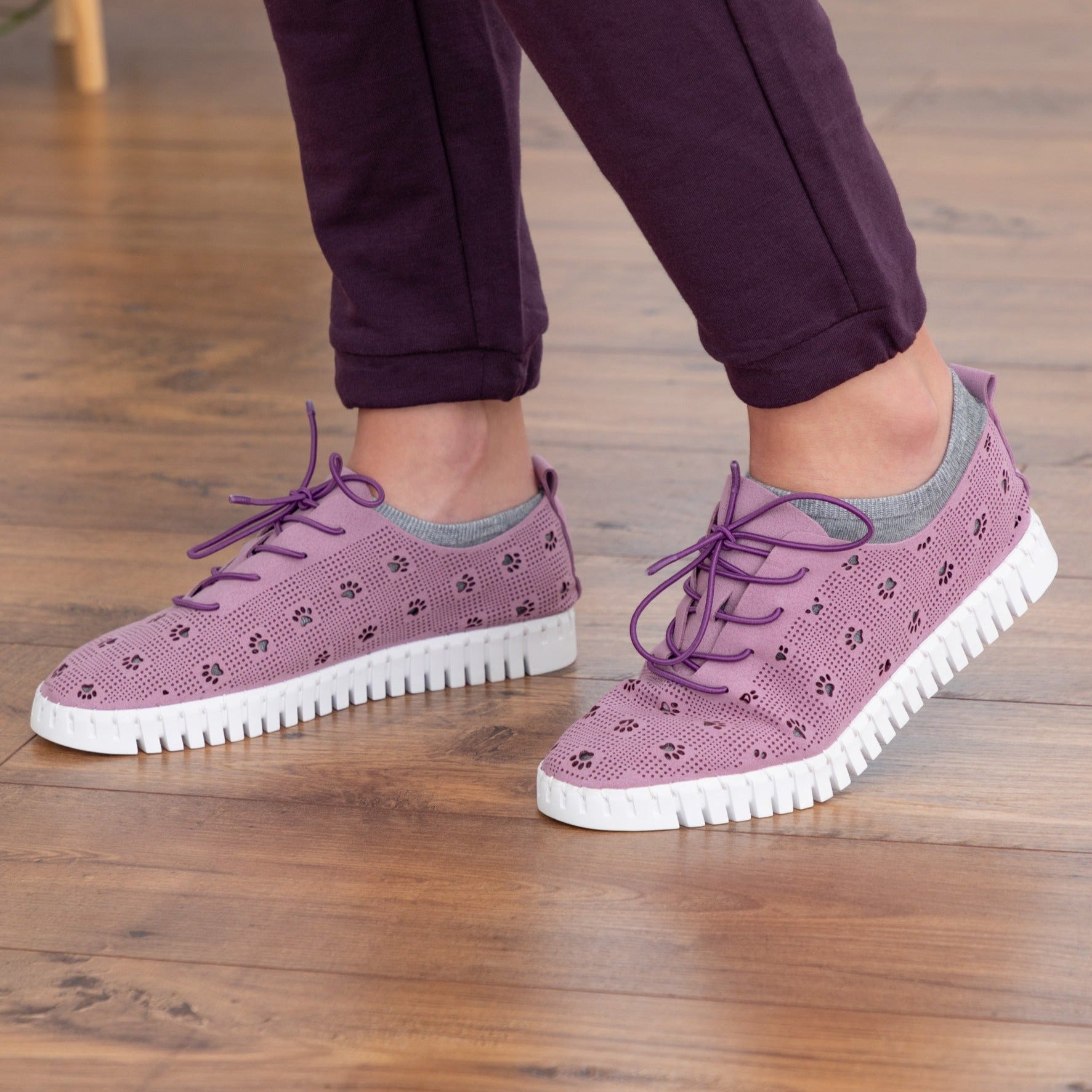 Cut-Out Paw Print Casual Sneakers